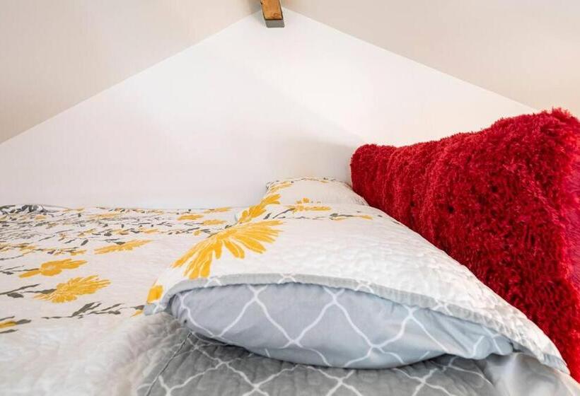 بنسيون Beautiful Downey Guest House