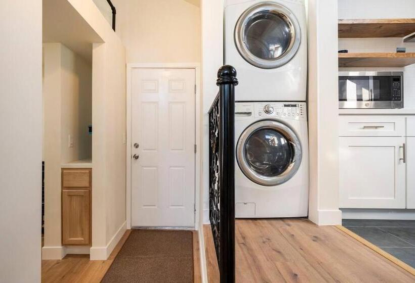 بنسيون Beautiful Downey Guest House