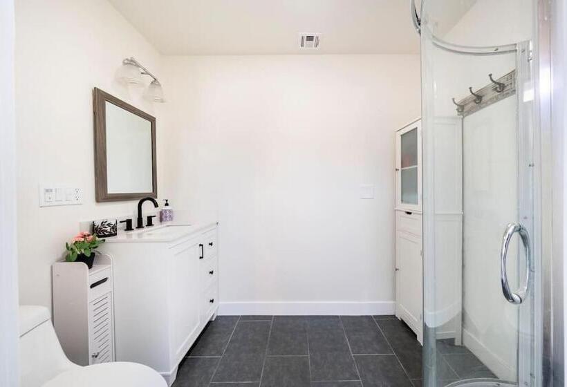 بنسيون Beautiful Downey Guest House