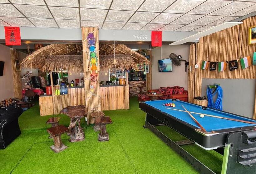 پانسیون The Treehouse