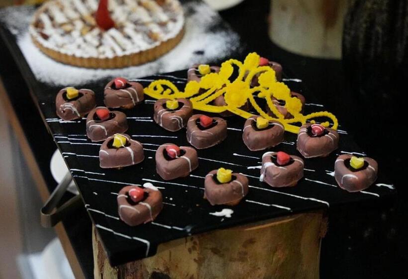 هتل Khawarnaq Palace