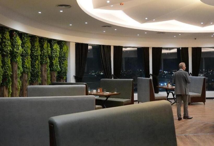 هتل Khawarnaq Palace