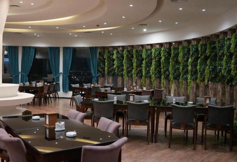 هتل Khawarnaq Palace