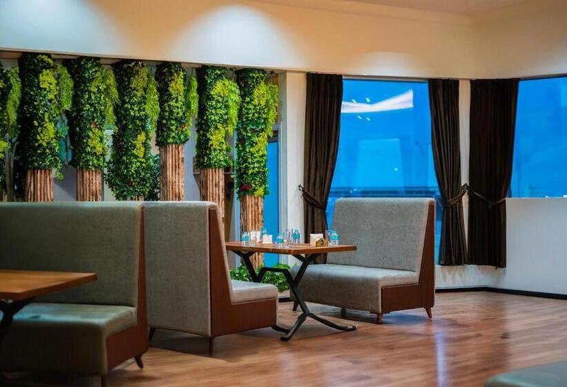 هتل Khawarnaq Palace