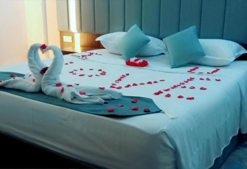 هتل Khawarnaq Palace