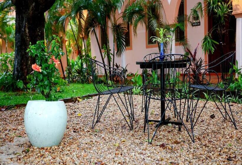 בית מלון כפרי Mango Hill La Serene Puducherry