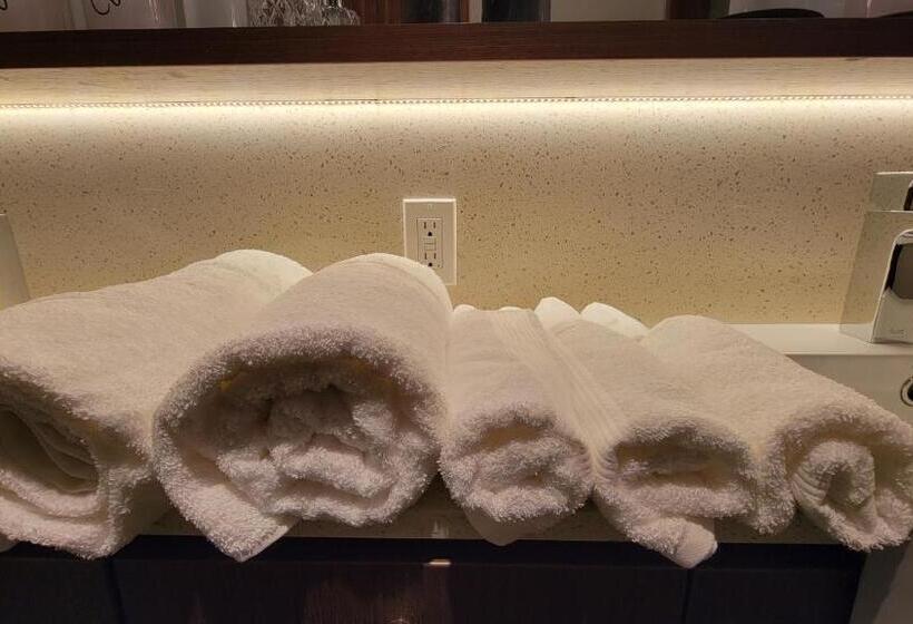 تختخواب و صبحانه High Luxury Penthouse Private Suite With Ensuite Bathroom