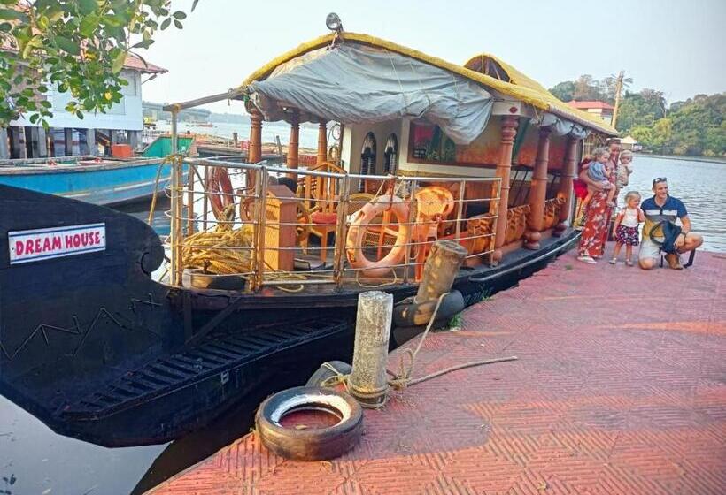 هتل کپسول Houseboat   Dream House Houseboat Kollam