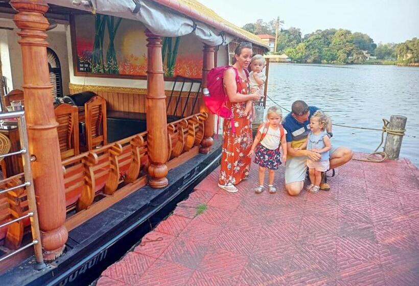 هتل کپسول Houseboat   Dream House Houseboat Kollam