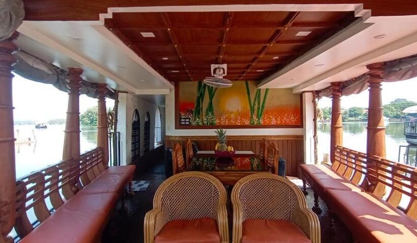 هتل کپسول Houseboat   Dream House Houseboat Kollam