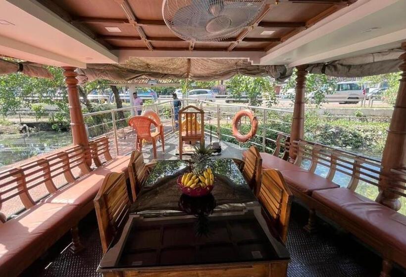 هتل کپسول Houseboat   Dream House Houseboat Kollam
