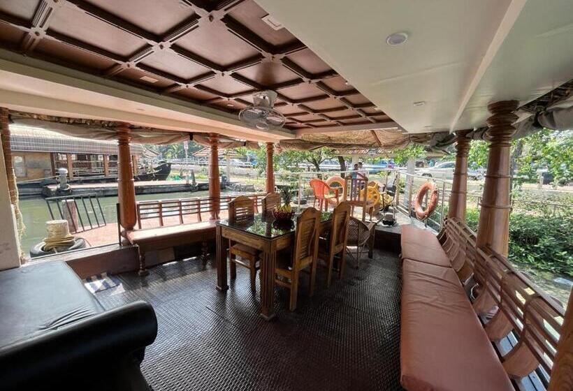 هتل کپسول Houseboat   Dream House Houseboat Kollam