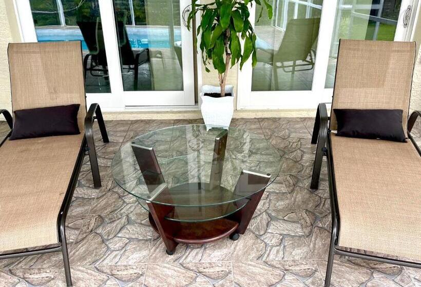 Pensjonat Private Suite With Shared Pool