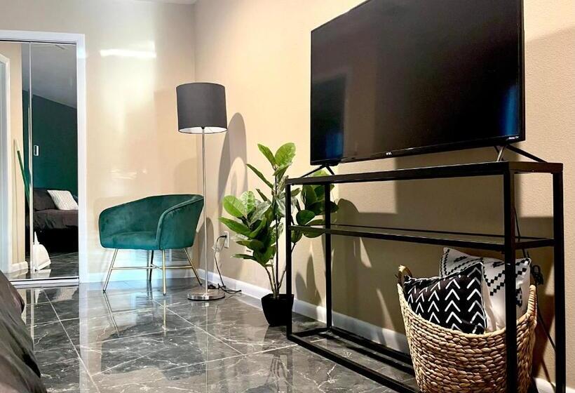 Pensjonat Private Suite With Shared Pool