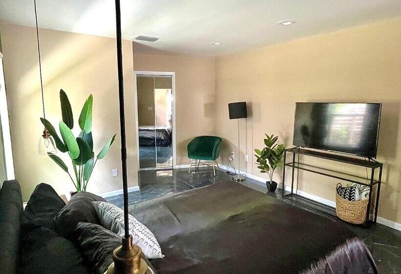 Pensjonat Private Suite With Shared Pool