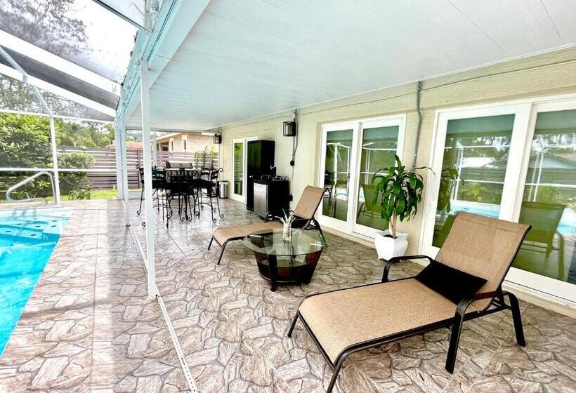 Pensjonat Private Suite With Shared Pool