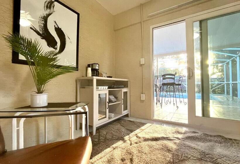 Pensjonat Private Suite With Shared Pool