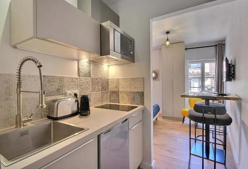 Les Toits Du Vieux Port