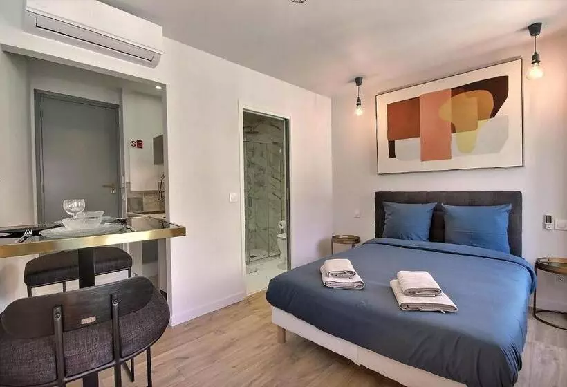 Les Toits Du Vieux Port