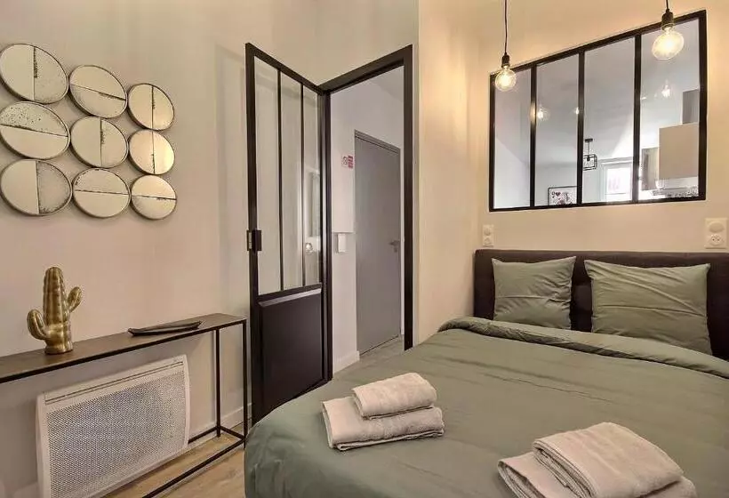 Les Toits Du Vieux Port