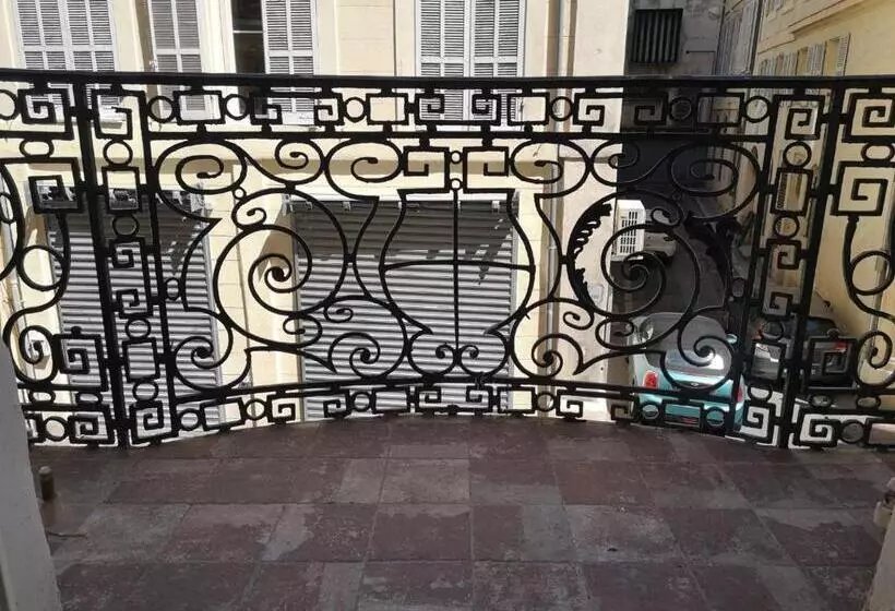 Les Toits Du Vieux Port