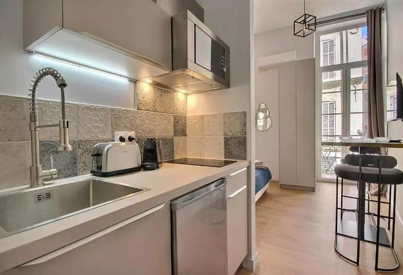 Les Toits Du Vieux Port