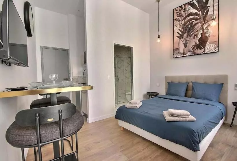 Les Toits Du Vieux Port