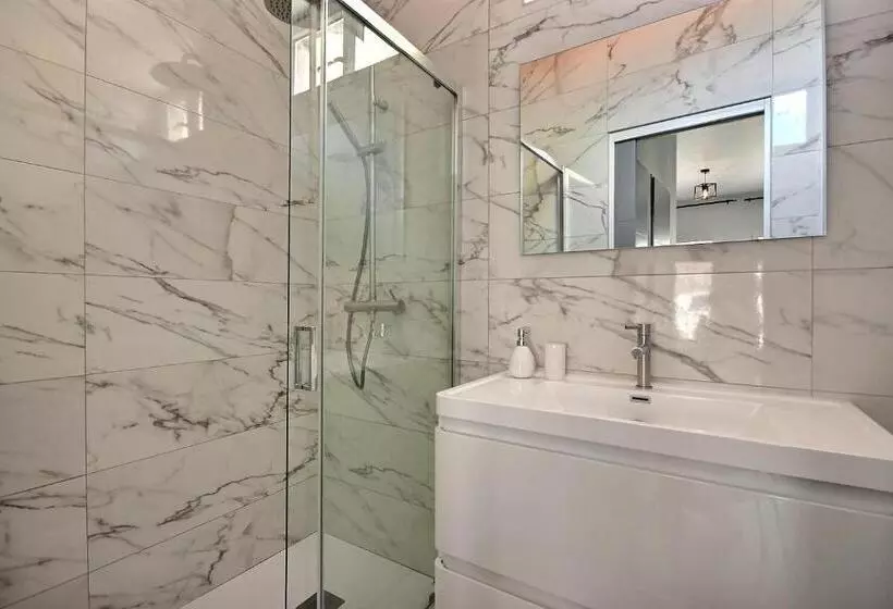 Les Toits Du Vieux Port