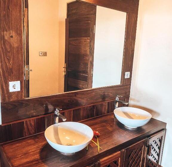 פנסיון Cast Away Residence