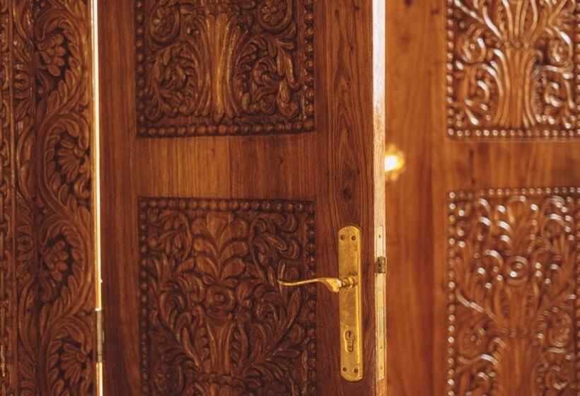 פנסיון Cast Away Residence