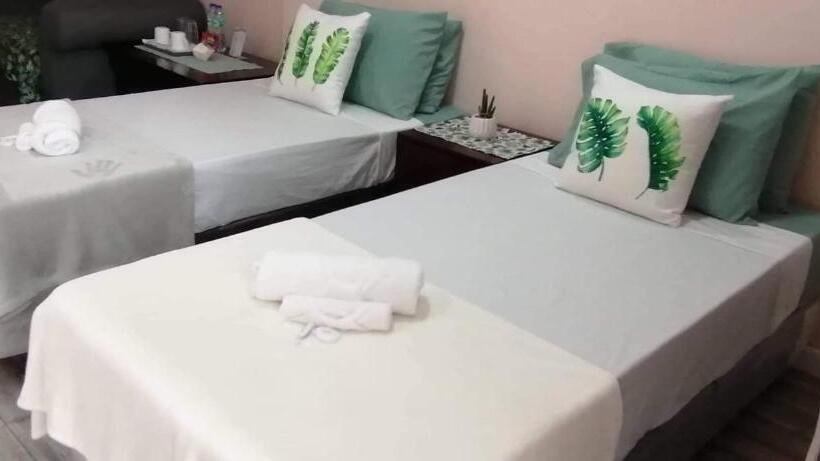 פנסיון Point Gate Inn