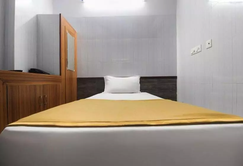 Hotelli Oyo 61145 Jks Deluxe Lodge