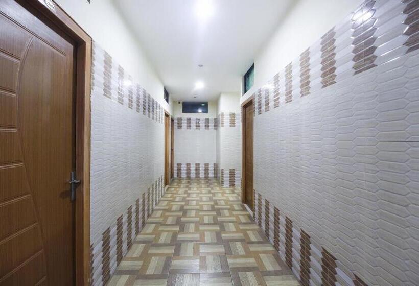 Hotel Oyo 61145 Jks Deluxe Lodge