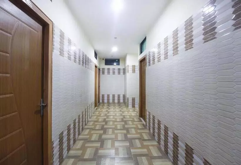 Hotelli Oyo 61145 Jks Deluxe Lodge