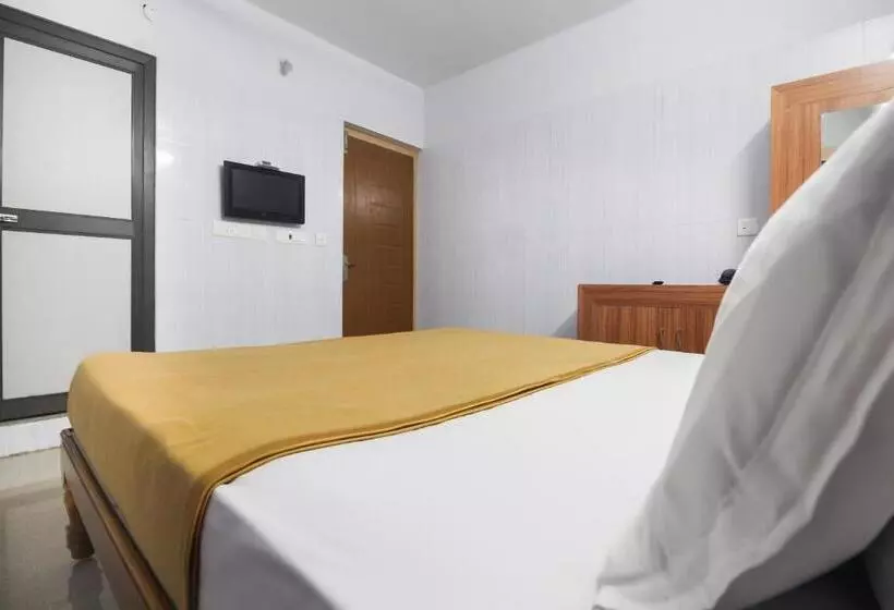 Hotelli Oyo 61145 Jks Deluxe Lodge