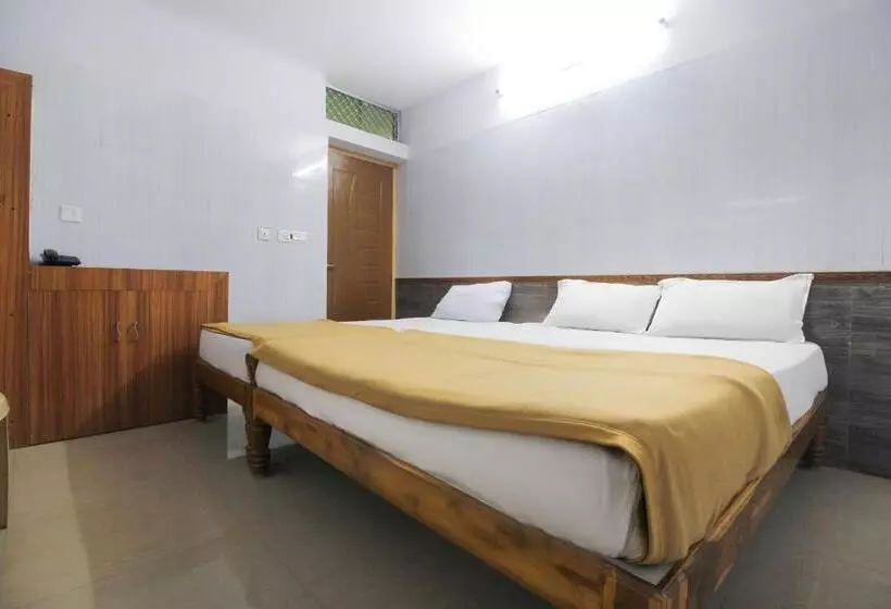 Hotelli Oyo 61145 Jks Deluxe Lodge