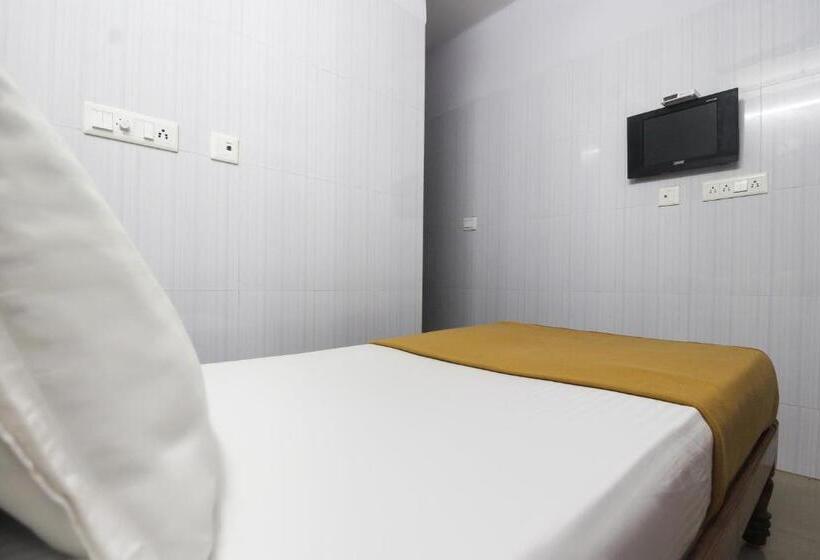 Hotel Oyo 61145 Jks Deluxe Lodge