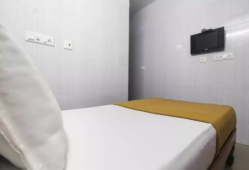 Hotelli Oyo 61145 Jks Deluxe Lodge