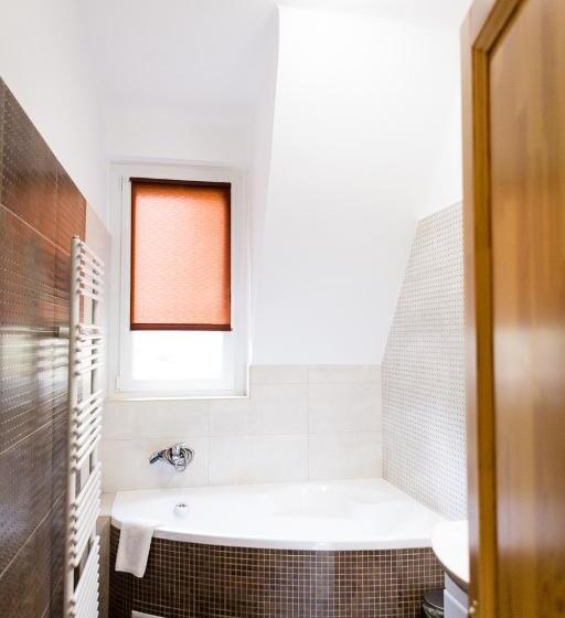 تختخواب و صبحانه Zenit Panzió