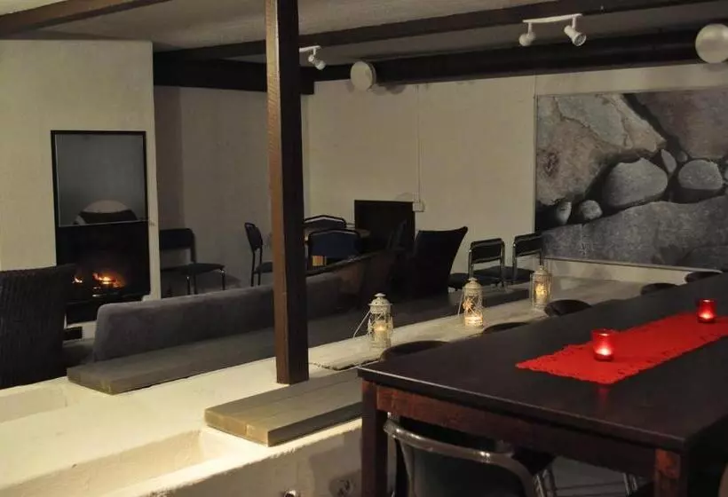 ペンション Tuhannen Tarinan Talo