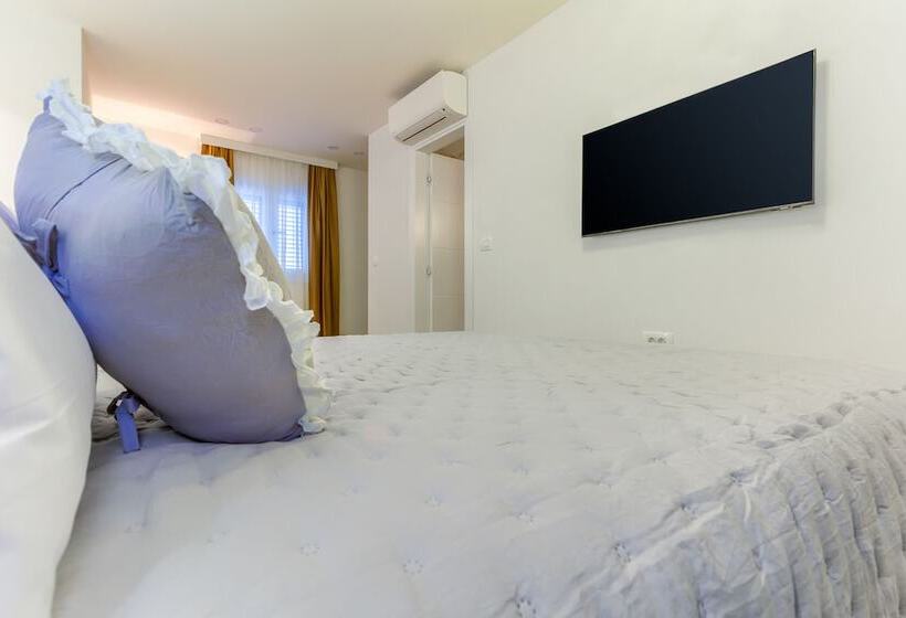 ベッドアンドブレックファースト Irini Luxury Rooms