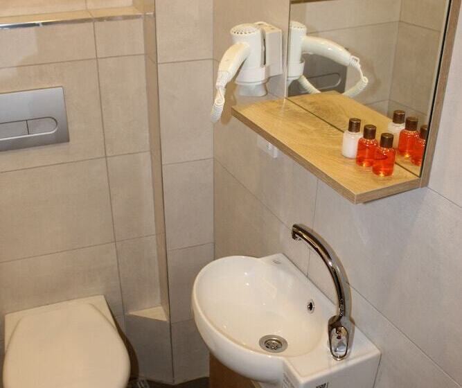 פנסיון Buyukada Hotel Carla