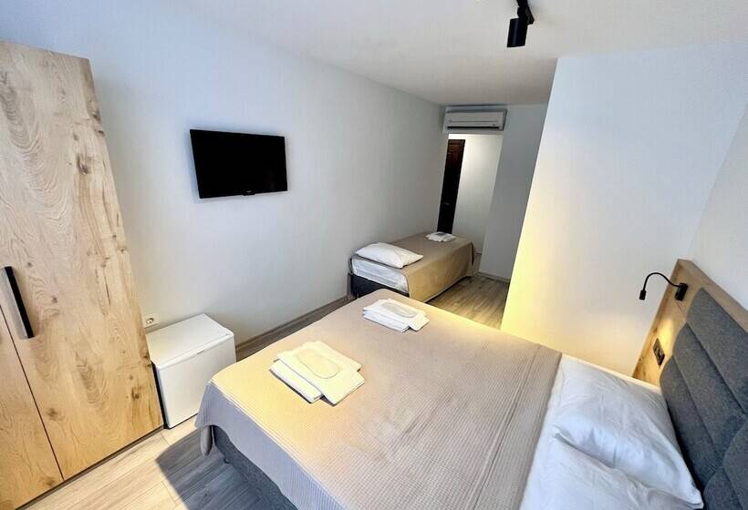 פנסיון Buyukada Hotel Carla