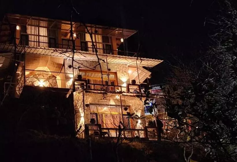 Lomakeskus Neelkanth Retreat Mukteshwar