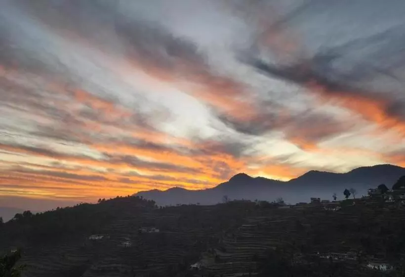Lomakeskus Neelkanth Retreat Mukteshwar