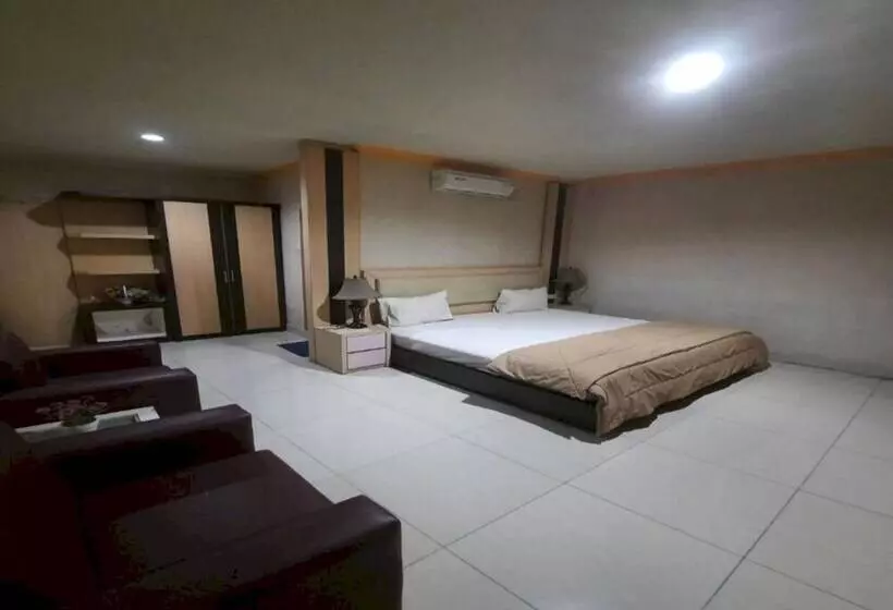 Collection O 93163 Hotel Grand Kartika