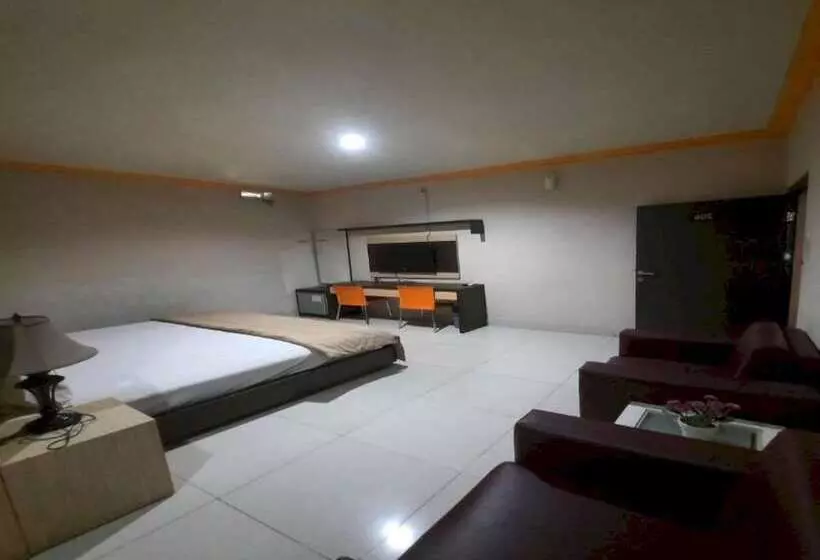 Collection O 93163 Hotel Grand Kartika