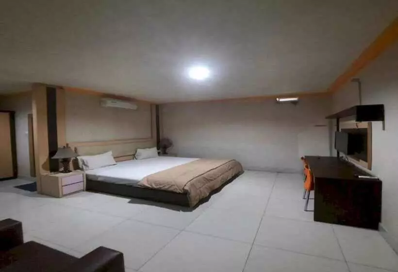 Collection O 93163 Hotel Grand Kartika