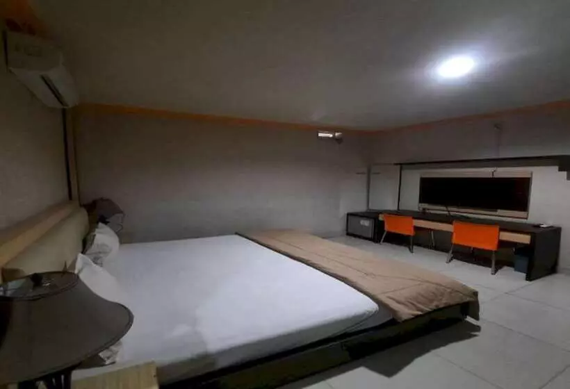 Collection O 93163 Hotel Grand Kartika