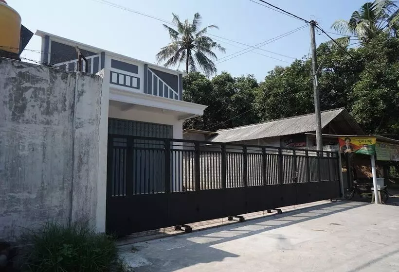 Hotelli Ayani Guest House By Oyo